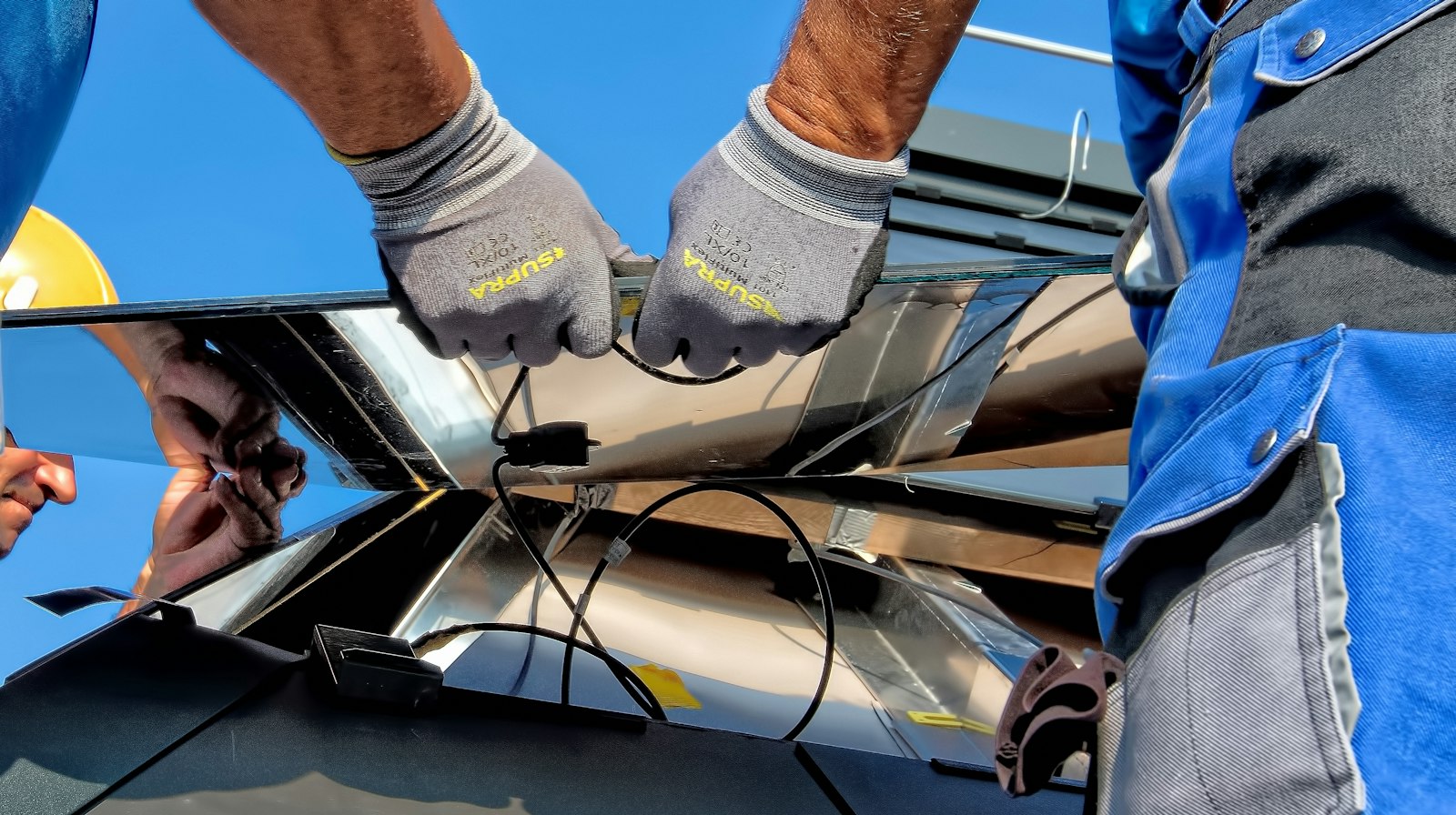 Equipe técnica instalando painéis solares