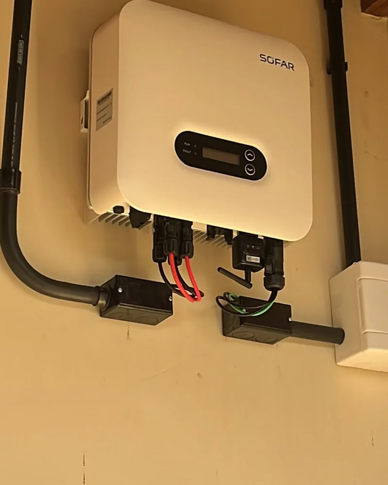 Inversor solar instalado na parede de uma residência